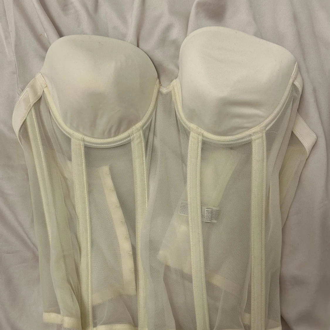 Vit korsett med meshdetaljer