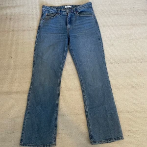 Blå bootcut jeans  - Använt 2 gånger köptes i januari på Gina tricot och har för mig att modellen hette classic boot jeans.