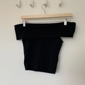 Svart offshoulder topp från Gina Tricot - Snygg svart offshoulder topp från Gina Tricot. I storlek xs och fint skick! 🖤