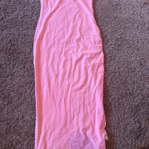 Rosa ärmlös klänning - Säljer en snygg rosa ärmlös klänning i en härlig ljus nyans. Perfekt för varma dagar