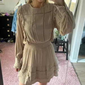 Klänning från neo noir - Super söt klänning från neo noir, saknas en knapp på ena armen (se sista bilden), pris kan diskuteras