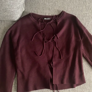 Tröja - Mörk röd, välsydd tjocktröja med detaljer på framsidan. Helt oanvänd.