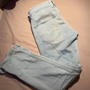 Replay Rocco  - Snygga ljusblå jeans från Replay storlek W30  L30 Då jag säljer dessa då de inte kommer till andvändning då de inte passar  priset kan diskuteras vid snabb affär 