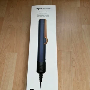 Dyson AirStrait - Säljer en helt ny Dyson Airstrait – aldrig använd! Fick den i present men har redan en liknande stylingprodukt, så denna kommer inte till användning. Endast öppnad för att kolla på den, men den är helt oanvänd och i originalförpackning. Nypris ligger runt 6000 kr – passa på att fynda!
