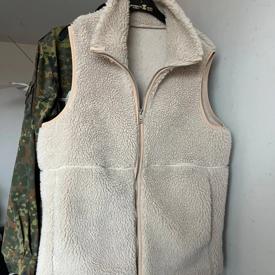 Beige fleeceväst