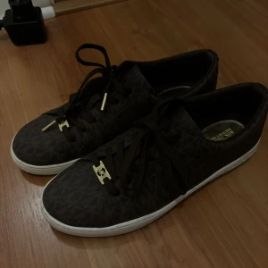 Micheal kors  - Endast använd en gång! Passar 39-40 ny pris 1750