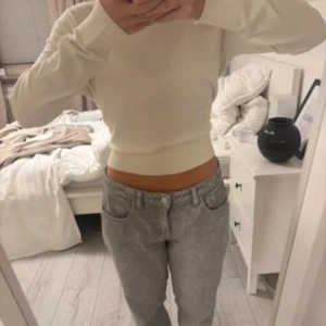 Grå weekday jeans - Gråa weekday jeans. W28 L30 Super fina normala i storleken, Max använda 10 gånger. Modellen arrow low straight jeans 🩶