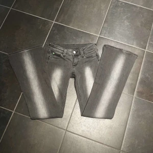 Grå jeans med bootcut - Cheap Monday jeans💗 storlek 28x32