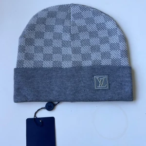 Louis Vuitton mössa - Helt ny mössa. Oanvänd. Fraktar inom 24 timmar. One size. Kan också mötas upp i stochkolm