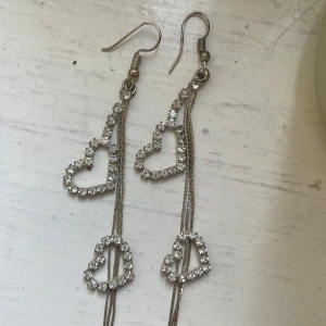 Silvriga örhängen med hjärtan  - Jättefina örhängen som jag endast använt en gång! 