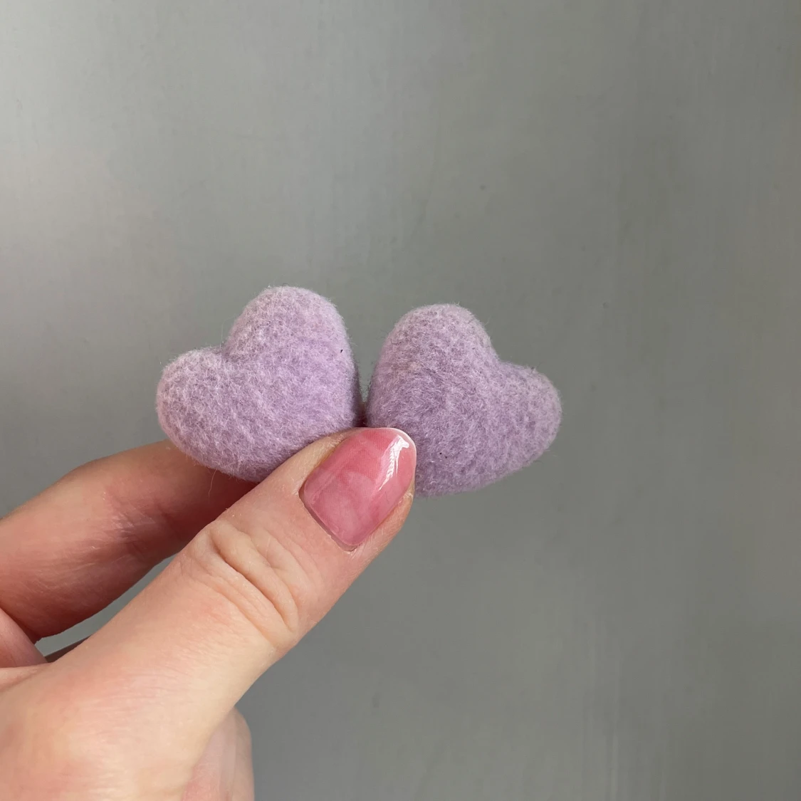 Örhängen med stora rosa fluffiga hjärtan - 1