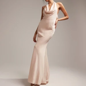 Balklänning  - Jätte fin balklänning i rosa, aldrig använd 💕