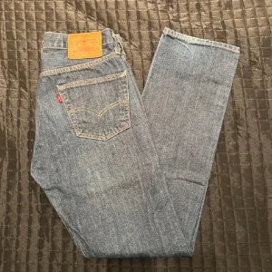 Levis 501 jeans - Pris kan diskuteras och mer info kan du få, det är bara att fråga.                                                 Klassiska Levis 501 jeans i en snygg blå nyans. De har en rak passform och är tillverkade i slitstarkt denim. Perfekta för en avslappnad stil med den ikoniska Levis-lappen på baksidan.