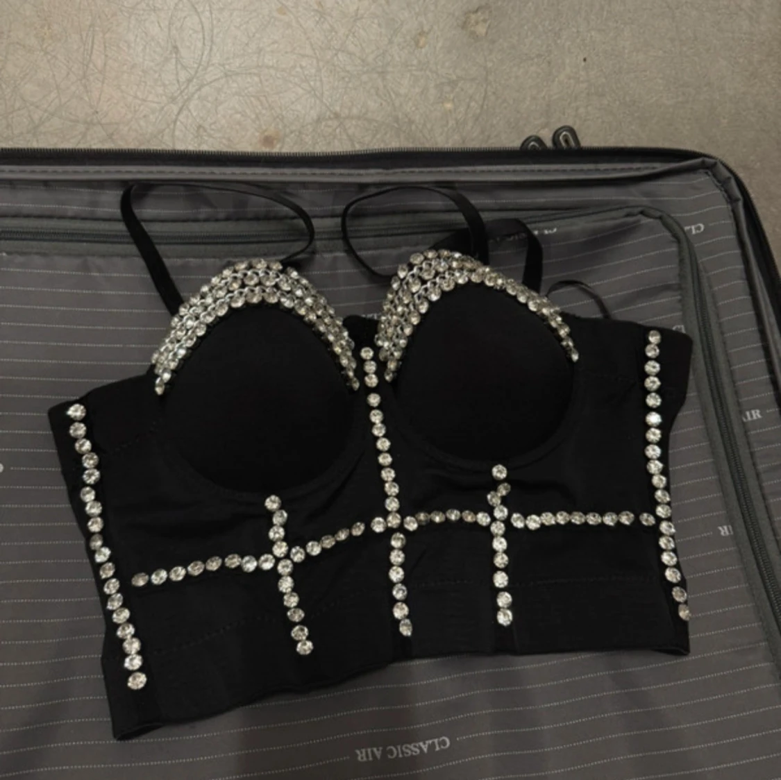 Svart korsettopp med strassdetaljer