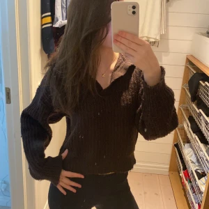 Brun stickad tröja från Gina Tricot - Skön och snygg stickad tröja💞 knappt använd!