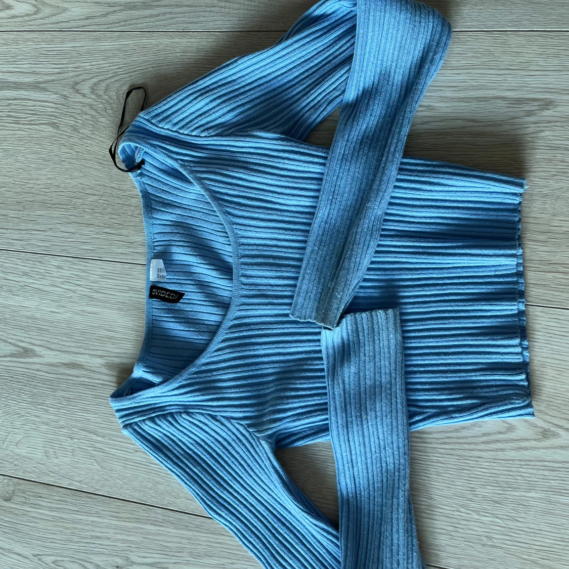 Blå ribbad tröja från Divided