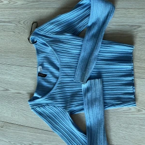 Blå ribbad tröja från Divided - Snygg blå ribbad tröja från Divided med långärmad design. Perfekt för en stilren look. Tröjan har en bekväm passform och är tillverkad i ett mjukt material.🩷🩷