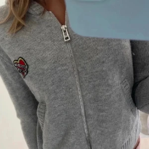 Stickad zip up - Grå stickad zip-up hoodie från Zadig&Voltaire! Storlek 14 yr, men passar på mig som har XS! ❤️‍🔥