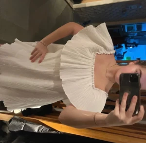 Zara klänning i nyskick   - Snygg vit Zara klänning perfekt till studenten eller en varm sommardag, nu med prislapp storlek s från Zara nypris 349, går att ändra hur man ska ha överdelen off shoulder eller täcka axlarna