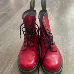 Röda Dr. Martens skor - Bra skick 