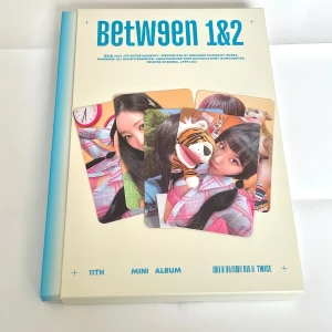 Between 1&2 - 11th Mini Album TWICE kpop - Inkluderar pobs, 5 photocards, en poster, polaroid, sticker pola, kort av momo cd och fotobok. Dm för mer foton 🙂