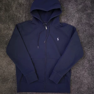 Ralph Lauren zip hoodie  - Tvärfet marinblå eftertraktad raffe hoodie i storlek S. Sitter perfekt, skicket är som ny. Nypris runt 2000, mitt pris endast 595kr 