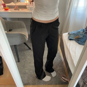 Lågmidjade kostymbyxor  - Säljer ett par svarta lågmidjade kostymbyxor i storlek XS, vet inte riktigt vart de är ifrån, fint skick! Midjemått rakt över: 37 cm Innerbenslängd: 76 cm