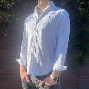 Ralph lauren skjorta - Tja! Säljer nu en tvärfet vit Ralph lauren skjorta i as skönt material🔥| Skick 9/10 | inga defekter | S men passar också M | skriv vid frågor eller funderingar😊| pris alltid diskuterbart🙌