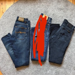 Nudie Jeans Bulk 2x  - Två par nudie jeans i fint skick och blandade storlekar! 🙌✅Liten defekt på en av byxorna men går lätt att laga! ✅