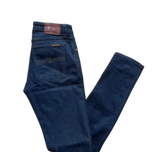  Nudie Jeans - | Mörkblå Nudie Jeans | Som nya, skick 9,5/10 | Storlek 28/32 | Slim fit | Hör av er vid frågor👏| 