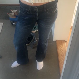 Lågmidjade diesel jeans - Så snygga mörkblåa bootcut jeans från diesel! Nästan aldrig använda och vintage så går ej att köpa längre💞💞