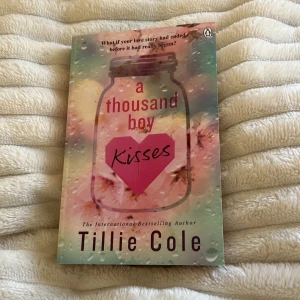 A Thousand Boy Kisses - Boken 'A Thousand Boy Kisses' av Tillie Cole handlar om Rune och Poppy som träffas som barn och blir vänner för livet. Deras kärlek sätts på prov när Rune återvänder till Norge. Två år senare är Rune tillbaka, men han är inte densamma. En hemlighet kan antingen föra dem närmare eller skilja dem åt för alltid. Boken är på engelska.