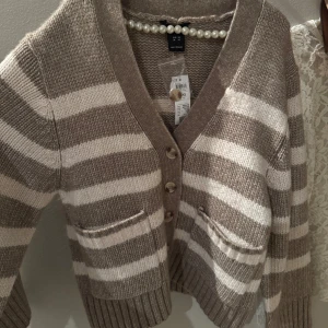 Beige vit randig kofta - Superfin helt ny kofta från Lindex!
