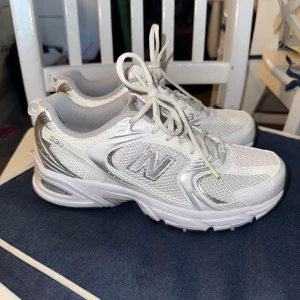New balance 530 - Helt nya vita new balance 530. Fick i julklapp men de är för stora för mig. De är 39,5 i storlek och jag har 39 så känns lite glipigt för mig! 