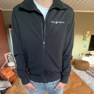 Svart jacka från Sail Racing - Säljer en svart jacka från Sail Racing i mycket bra skick. Den har en dragkedja framtill och är långärmad. Perfekt för höst och vinter med sin stilrena design. Passar både till vardags och lite mer uppklädda tillfällen. Den är i storlek S och ny pris ligger runt 2000.