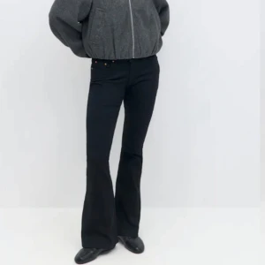 Lågmidjade jeans - Svarta jeans från Ginatricot i modellen ”low waist bootcut jeans”. De är helt svarta vilket gör de lätta att styla. Säljer då de inte passar mig längre. Har sprättat ner slutet så de passar någon som är runt 165 kanske. Köpta för 500kr, säljer ett par exakt samma också uppsprättade på min sida, båda för 250kr💗