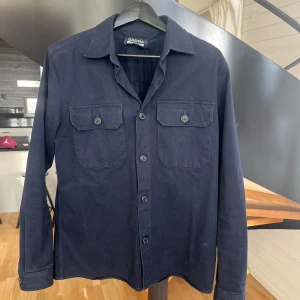 Mörkblå overshirt - Fet overshirt från Gabba som är sparsamt använd!🙌 Perfekt för vår/sommar ☀️ Originalpris 900kr 