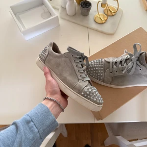 Christian Louboutin - Väldigt sällsynt och unik modell från Louboutin med spikar både bak och fram. Färg ljusgrå. Storlek 42 mens passar både 41 och 43 också. Box ingår vid köp. Äkthetsbevis finns. Självklart äkta. Skick 8/10! En spik på hälen längst ner saknas. Bild kan visas privat✌️