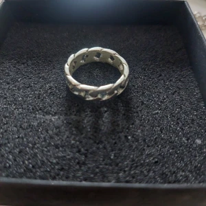 Flätad silverring - Flätad ring i silver med en unik design. Passar bra till både vardag och speciella tillfällen.