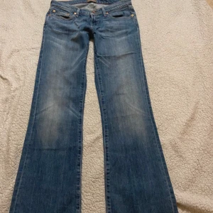 Lågmidjade Big Star jeans - Snygga blå jeans från Big Star jeans som är köpta second hand! Lågmidjade och går ut vid benen. Skriv för fler bilder eller detaljer!!💞😇😇