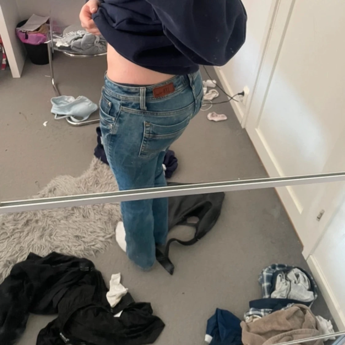 Blå jeans med slitningar - 1