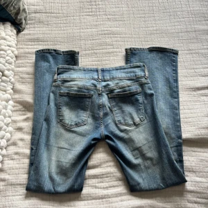 Blå jeans bershka  - Säljer dessa superfina lågmidjade jeansen ifrån Bershka. Endast använda 1 gång, storlek 36.💞