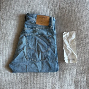 Jack & Jones jeans - Helt OANVÄNDA Jack & Jones jeans | Nyskick 10/10 | Storlek: W28 L32 | Nypris: 600kr | Modell: Chris | Passform: Relaxed | Fraktar spårbart med Instabox eller PostNord | Hör av er vid funderingar | A&W fashion 🙌🏻🌟