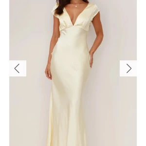 Gul balklänning - Fin butter yellow klänning från Billy J exakt liknande den trendiga klänningen från Hello Molly. Helt ny endast testad. Lappen är kvar på klänningen även förpackningen är kvar. Har själv XS men köpte str S och den passar perfekt. Behövde betala tull och moms och därav priset. 