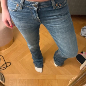 Levis 545 jeans - Säljer dessa fina Levi staruss & co jeansen, dom är lite slitna längs ner men i bra skick annars❣️säljer dom av den anledning att dom är ganska långa och passar bäst på nån som är runt 1,70 (jag är 1,64)pris kan diskuteras!