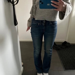 Blå jeans med bootcut - Säljer mina G-star jeans, ända defekten är ett litet hål på höger bakficka annars jättefint skick. Nypris 1200, kan gå ner i pris vid snabb affär💕