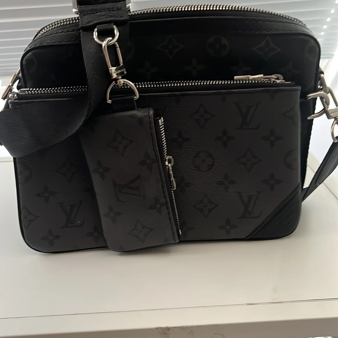 Svart Lv med monogram