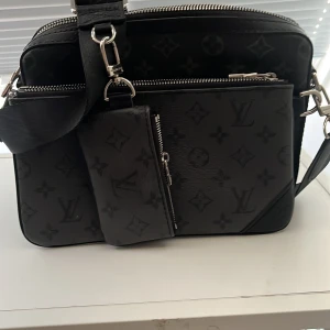 Svart Lv med monogram - Säljer min svarta Lv väska har inge mer användning för den. Skick är jätte bra knappast använd. Pris kan diskuteras i Dm 
