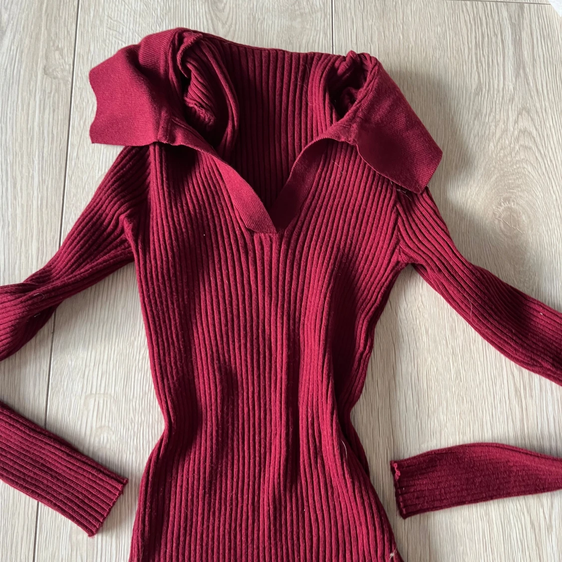 Vinröd ribbad tröja