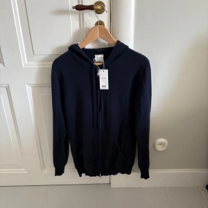 Kashmir hoodie från John Henric - Säljer nu en riktigt snygg mörkblå zip hopdie från John Henric🌟| 100% cashmere | Hyfsat bra skick 7/10 (använd en del), finns en liten defekt och lite nopprig  | Storlek: Medium | Nypris: 2500kr | Tags finns | Hör av dig vid minsta lilla fundering! | A&Wfashion 🙌🏻